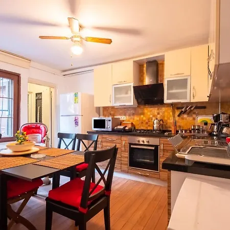 Flat With Garden Close To Coast In Uskudar Апартаменты
