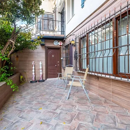 Flat With Garden Close To Coast In Uskudar Apartment *