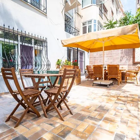 Flat With Garden Close To Coast In Uskudar Istanbul