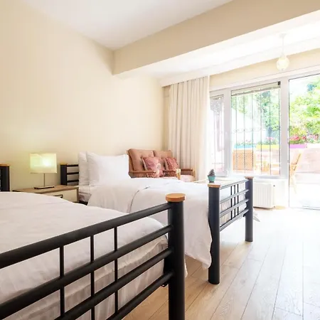 Flat With Garden Close To Coast In Uskudar