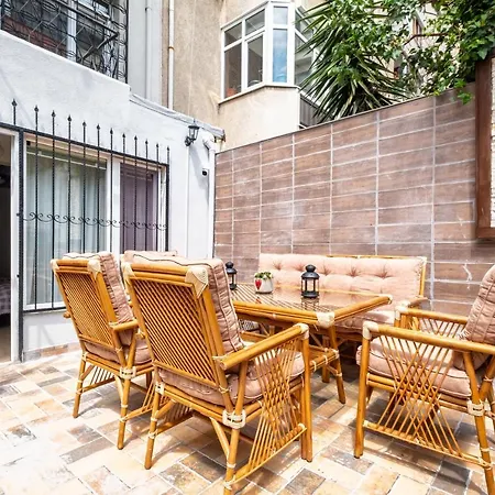 Flat With Garden Close To Coast In Uskudar