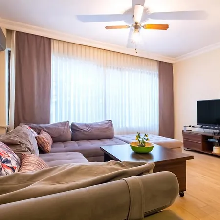 Flat With Garden Close To Coast In Uskudar Apartment *