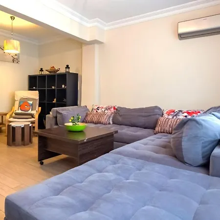 Flat With Garden Close To Coast In Uskudar Apartment